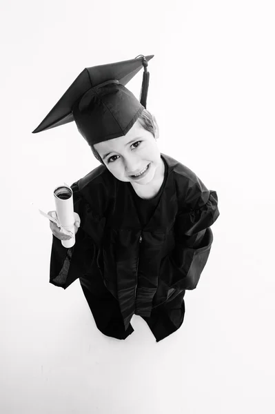 Mały chłopiec, właśnie ukończył student, patrząc w górę — Zdjęcie stockowe