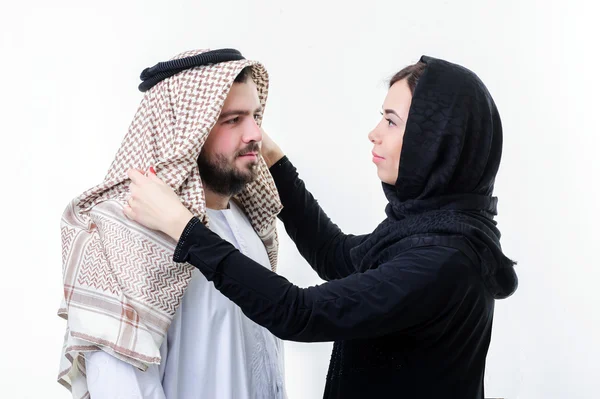 Retrato de pareja arábiga atractiva, vestida a medio oriente . — Foto de Stock