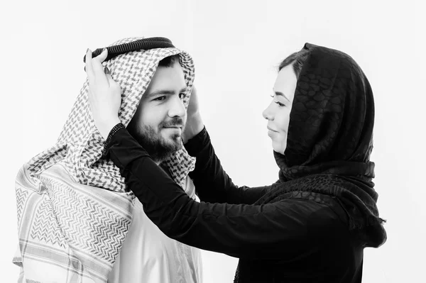魅力的なアラビア語カップルの肖像画は、中東の方法を服を着てください。. — ストック写真