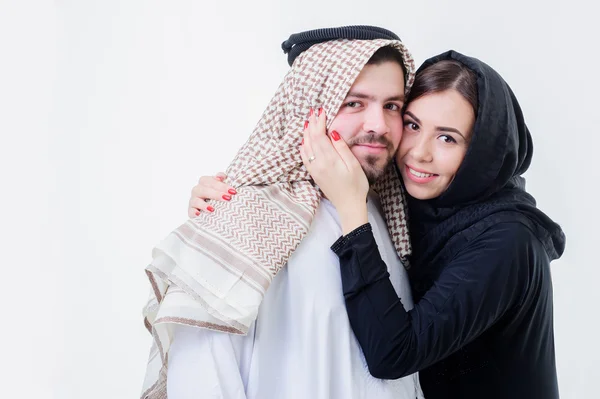 Retrato de pareja arábiga atractiva, vestida a medio oriente . —  Fotos de Stock