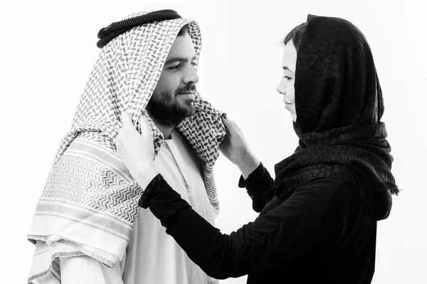 アラビア語カップル ポーズ一緒に灰色の背景上で分離の半分の体. — ストック写真