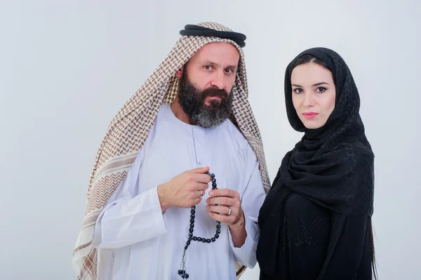 Половина тела арабской пары позируют вместе изолированы на сером фоне . — стоковое фото