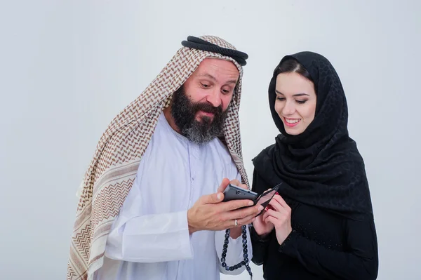 Portret van Arabische manier gekleed paar spelen met mobiele telefoon. — Stockfoto