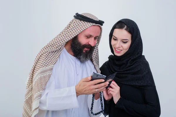 肖像的阿拉伯文的方式穿着夫妇玩手机. — 图库照片