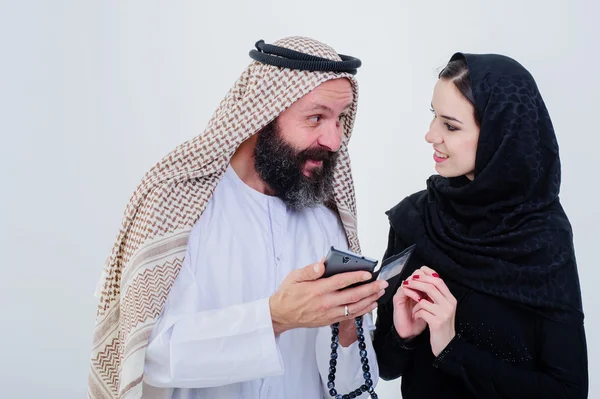 Porträt arabisch gekleidetes Paar spielt mit Handy. — Stockfoto