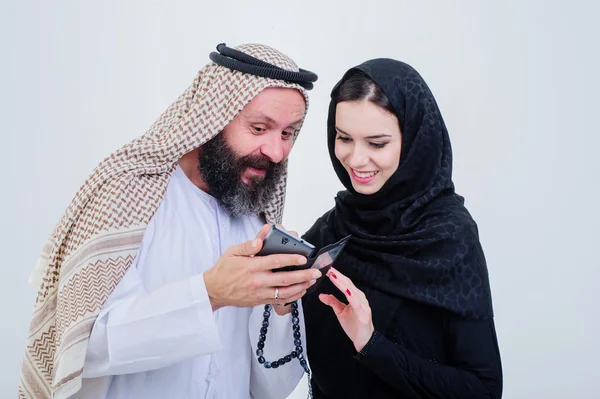 Porträt arabisch gekleidetes Paar spielt mit Handy. — Stockfoto