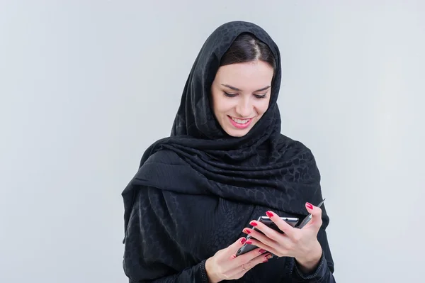 Ziemlich moderne arabische Frau spielt auf dem Smartphone. — Stockfoto