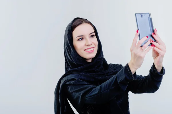 Árabe maneira vestido mulher tomando selfie . — Fotografia de Stock