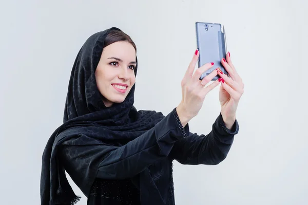 Árabe manera vestida mujer tomando selfie . — Foto de Stock