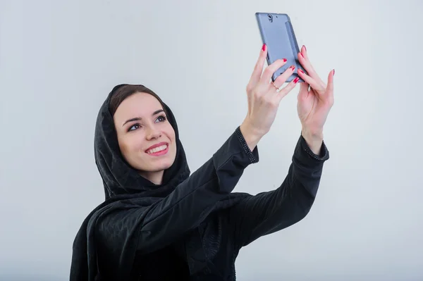 Árabe manera vestida mujer tomando selfie . —  Fotos de Stock