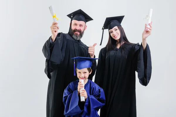 Exitosos tres graduados universitarios de diferentes edades . — Foto de Stock