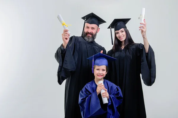 Erfolgreiche drei Hochschulabsolventen unterschiedlichen Alters. — Stockfoto