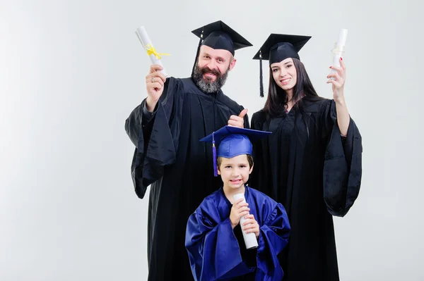 Sucesso três universitários diferentes idade graduados . — Fotografia de Stock