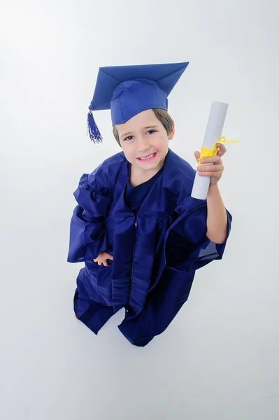 Kleiner Junge, gerade Student geworden, schaut auf. — Stockfoto