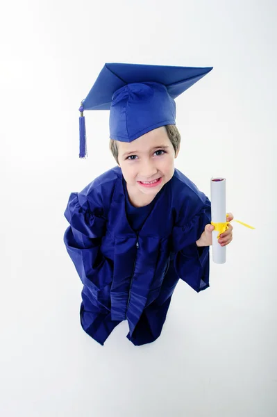 Mały chłopiec, właśnie ukończył student, patrząc w górę. — Zdjęcie stockowe