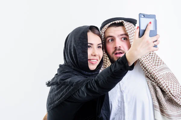 Pareja árabe tomar fotos del uno mismo con el teléfono de la venta.Selfie . —  Fotos de Stock