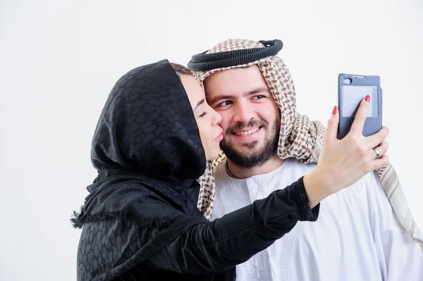 Pareja árabe tomar fotos del uno mismo con el teléfono de la venta.Selfie . — Foto de Stock