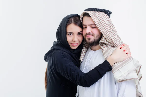 Retrato de pareja arábiga atractiva, vestida a medio oriente . — Foto de Stock