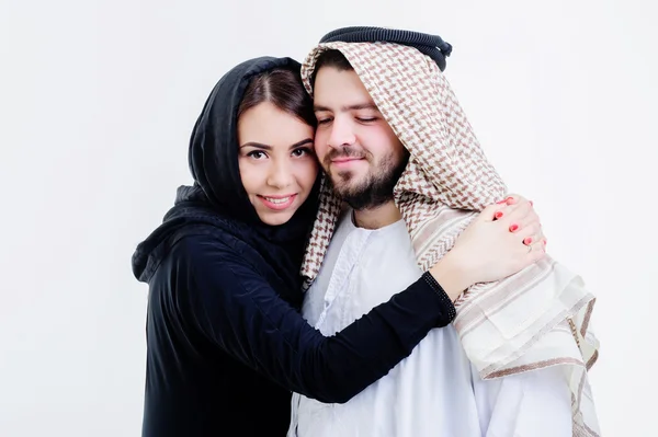 Portrét atraktivní arabské páru, oblečený blízkovýchodní cesta. — Stock fotografie