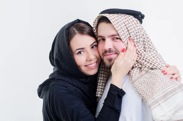 Retrato de pareja arábiga atractiva, vestida a medio oriente . — Foto de Stock