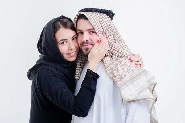Portre çekici Arapça çiftin giymiş Orta Doğu yolu. — Stok fotoğraf