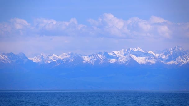 Quirguistão, lago Issyk Kul e montanhas cobertas de neve. Imagem da lente telefoto 4K — Vídeo de Stock