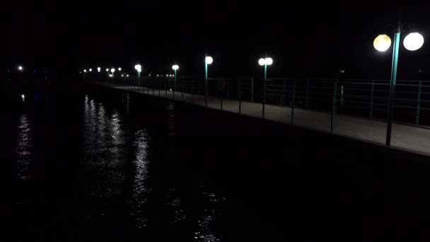 Pier illuminato vuoto di notte 4K colpo — Video Stock