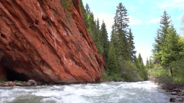 Roca roja rayada y rápidos de río de montaña 4K video — Vídeo de stock
