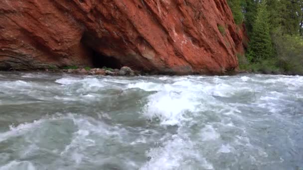 Roca roja rayada y rápidos de río de montaña 4K video — Vídeo de stock