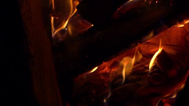 Super zpomaleně blízko se pan záběr ohně v temnotě — Stock video