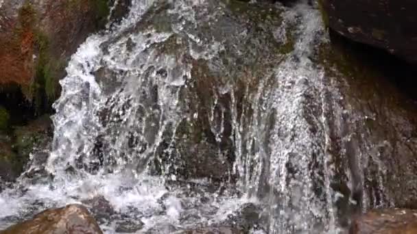 Сверхмедленное видео водопада небольшой горной реки — стоковое видео