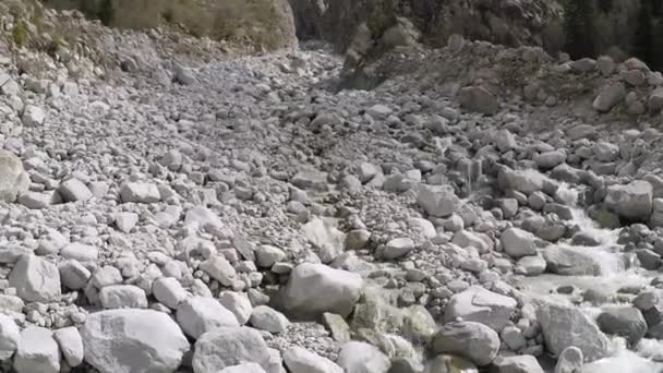 Luchtfoto camera stijgt boven bergbeek op witte rotsen — Stockvideo
