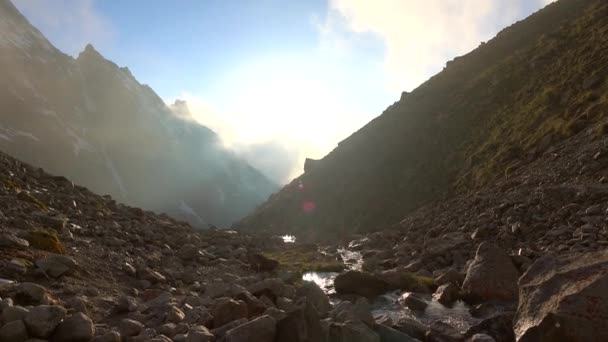 Belle vapeur de montagne et des roches brunes 4K shot — Video