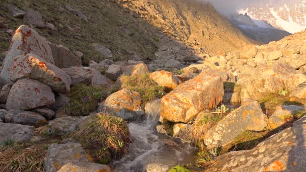 美しい山の蒸気およびオレンジ岩 4 k ショット — ストック動画