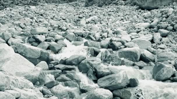 Mounain rivier stroomt op rotsen, groothoek 4k video — Stockvideo