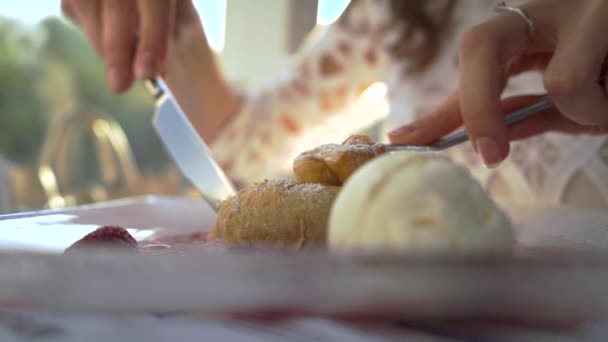 Fată de nerecunoscut care mănâncă desert fierbinte aburitor la restaurant — Videoclip de stoc