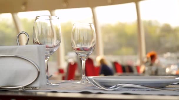Tabel met wijn glazen rivier boot restaurant Moskou rivier — Stockvideo