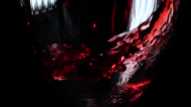 Riempimento bicchiere di vino con vino rosso super slow motion macro shot, sfondo nero — Video Stock