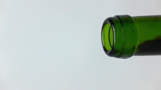 Rode wijn van groene fles, grijze achtergrond, Super Slow Motion macro gieten — Stockvideo