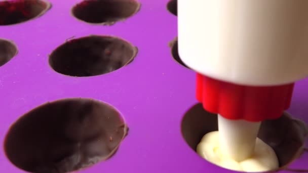 Fabricación de chocolates en forma de silicona magenta. 4K tiro de cerca, parte del conjunto — Vídeos de Stock