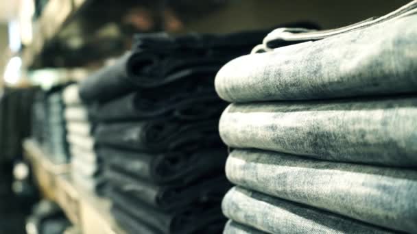 Stapel neuer Jeans in der Pfanne des Ladens Nahaufnahme -Video — Stockvideo