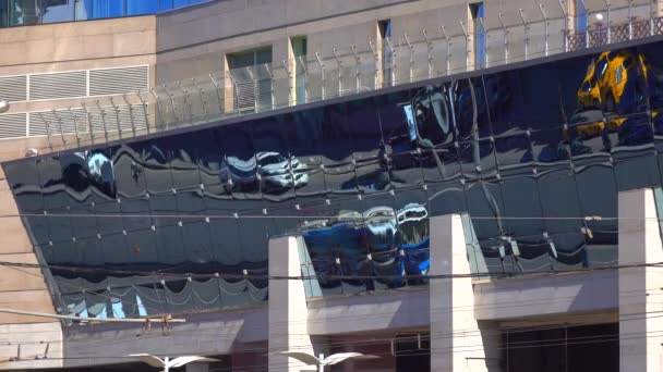 Warped street traffic reflections in mirror facade of modern building 4K shot — Stock Video