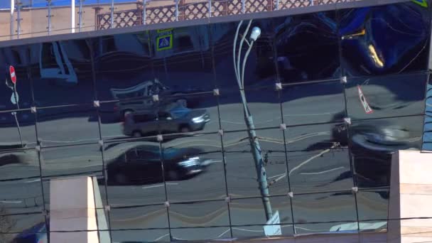 Reflejos deformados del tráfico urbano en el frente del espejo del edificio moderno 4K video — Vídeos de Stock