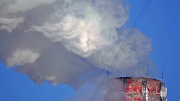 Toppen av gamla röda rök stack med vit curling rök. 800 mm teleobjektiv sköt — Stockvideo