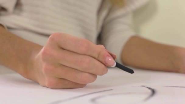 Poupée circulaire prise de vue de jeune femme blonde dessin avec du charbon de bois — Video