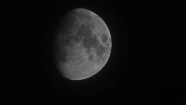 La luna grande se mueve a través del cielo nocturno detrás de nubes raras. Lente de teleobjetivo disparada — Vídeos de Stock