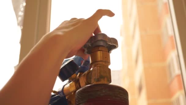 Menina inflando balão azul com hélio. Fechar tiro — Vídeo de Stock