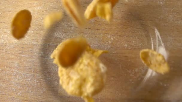 Наливание кукурузных хлопьев в стеклянную миску супер медленное движение макроснимок, вид сверху — стоковое видео