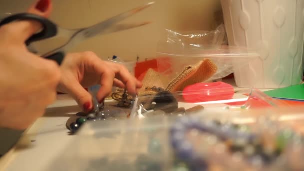 Workplace of a female necklace artist, side shallow focus view — Αρχείο Βίντεο