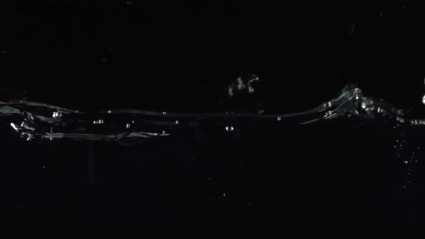 美しい波と黒の背景スーパースローモーションショットに対する飛沫 — ストック動画